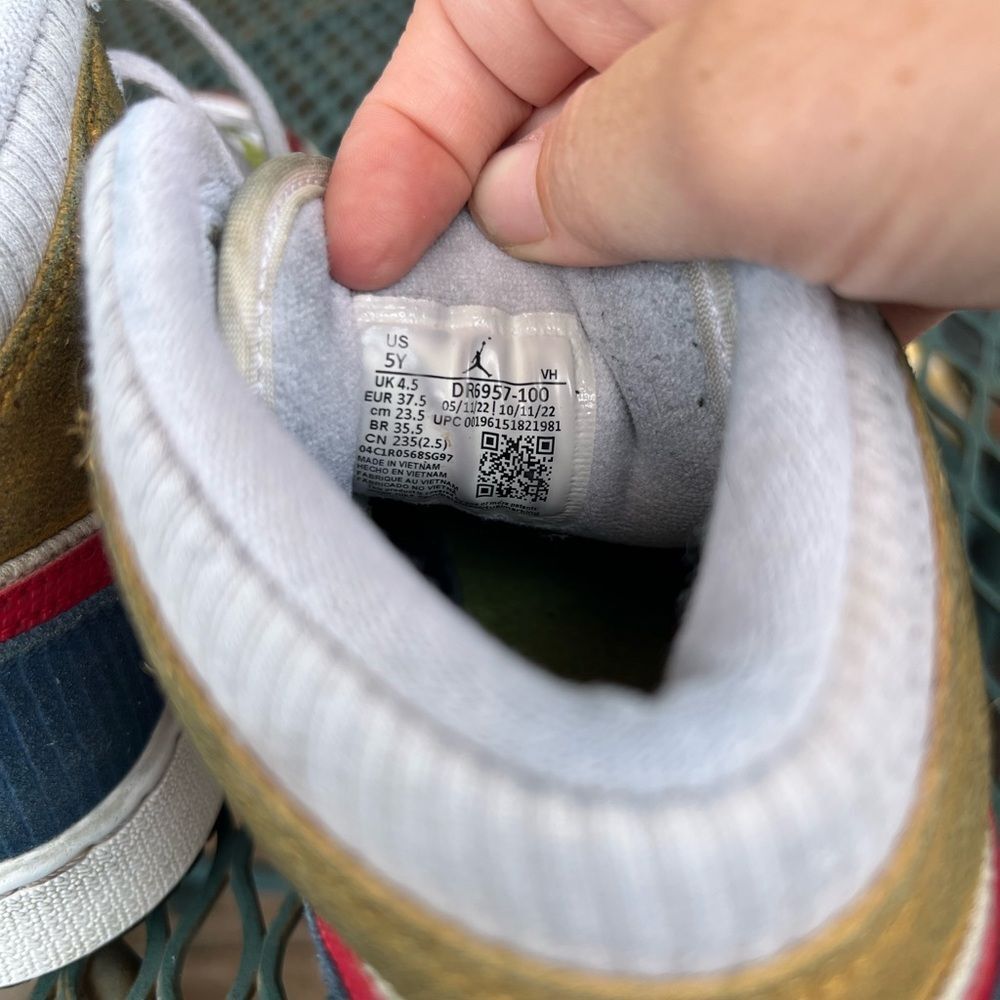 Nike Boys Kids Sneakers in Red, Green, and Gold 5Y - Picture 8 of 14